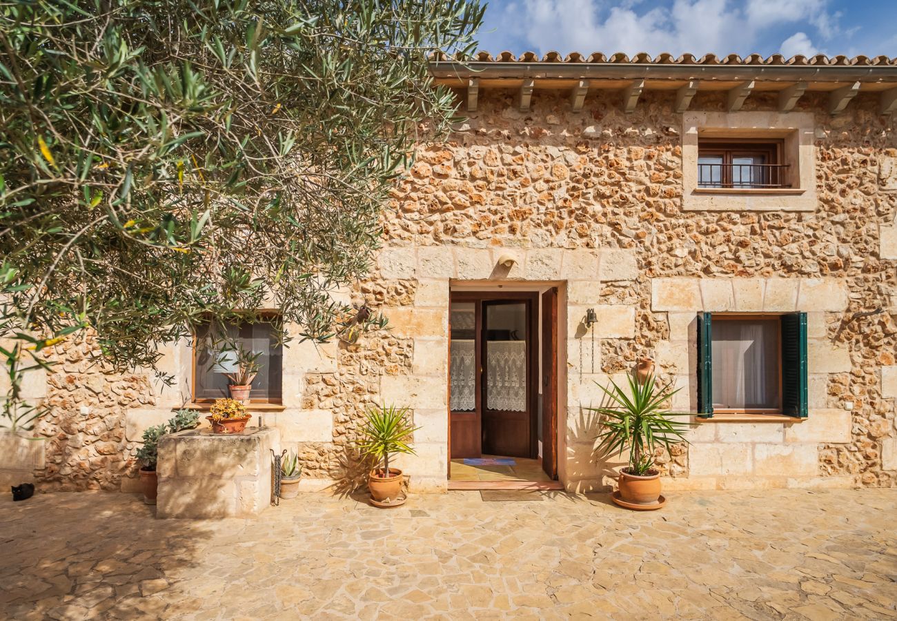 Traditionelles mallorquinisches Haus mit Schwimmbad