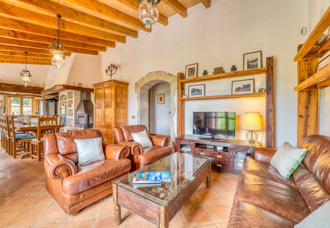 Casa en Campanet con vista a la montaña y piscina