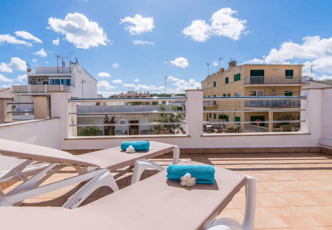 Vacances à Majorque dans une maison avec terrasse.