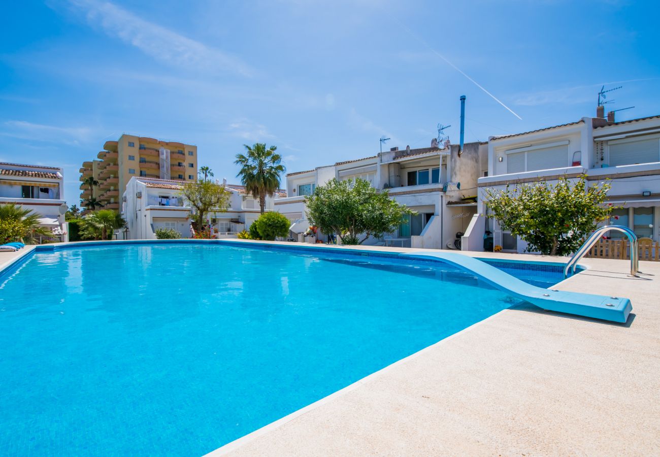 Appartement avec piscine communautaire près de la plage.