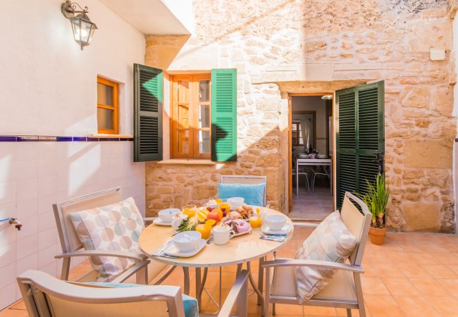 Maison majorquine avec patio intérieur à Alcudia.