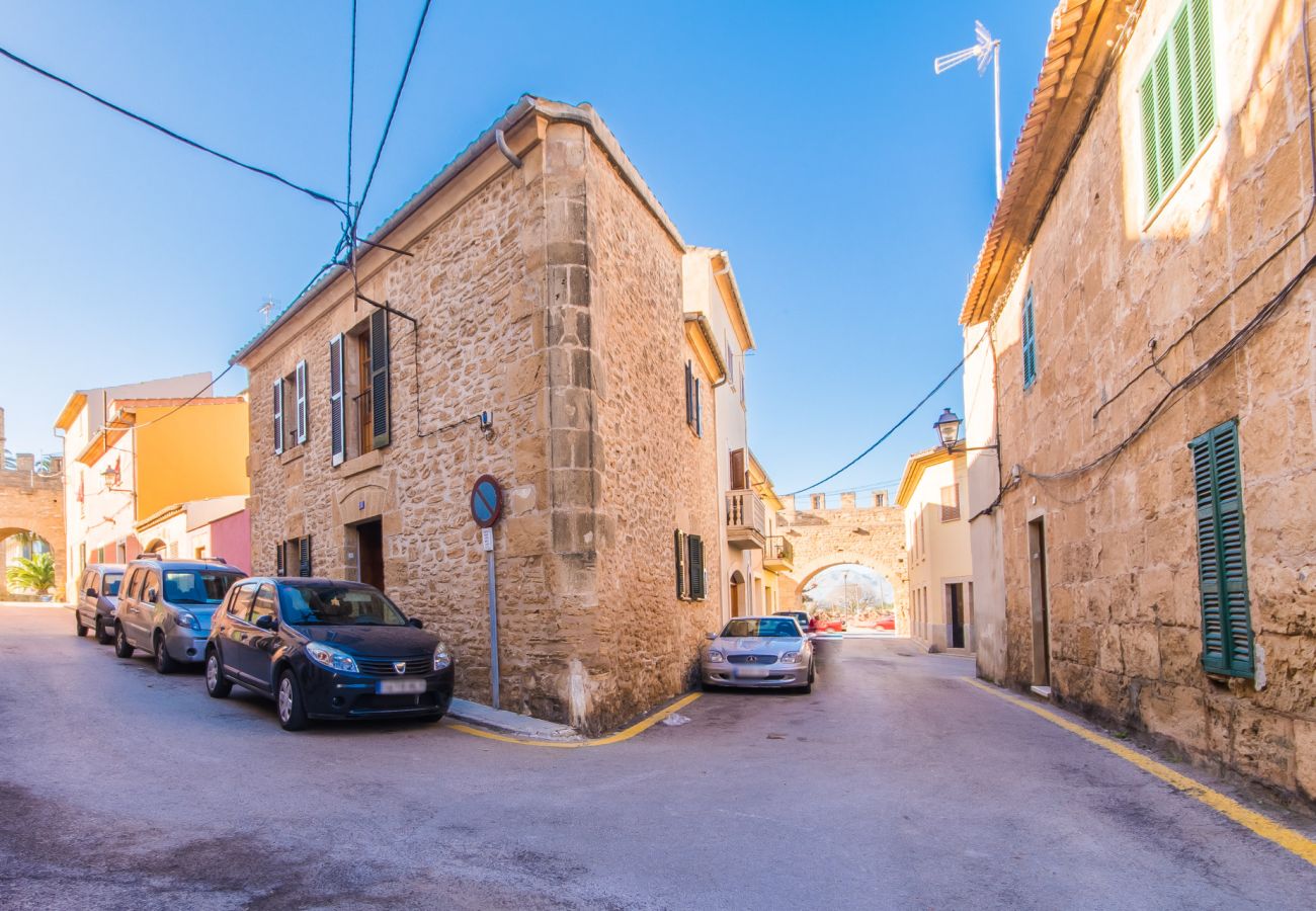 Hébergement au centre d'Alcudia dans une maison rustique.