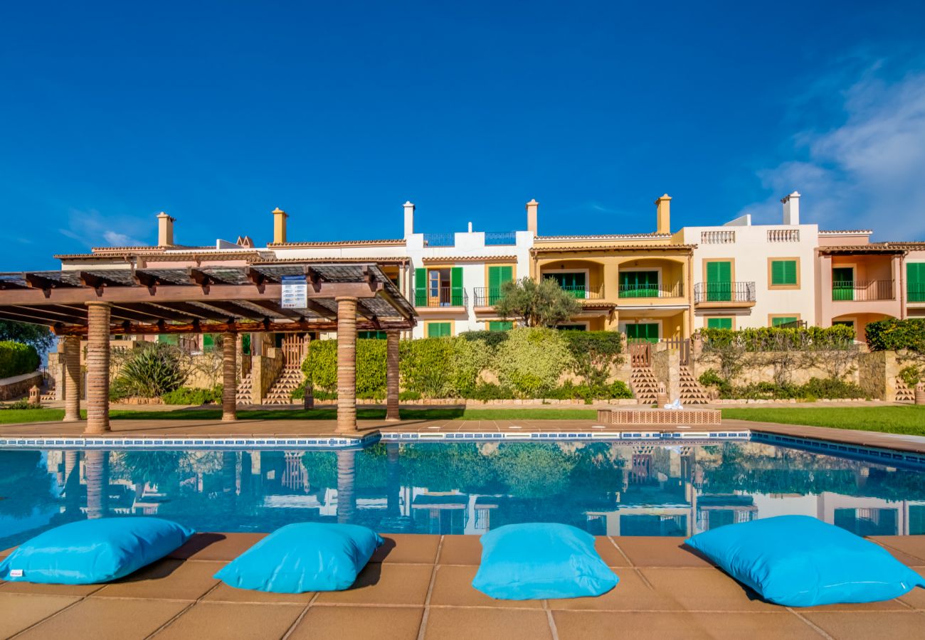 Vacances à Majorque dans un appartement avec piscine commune. 