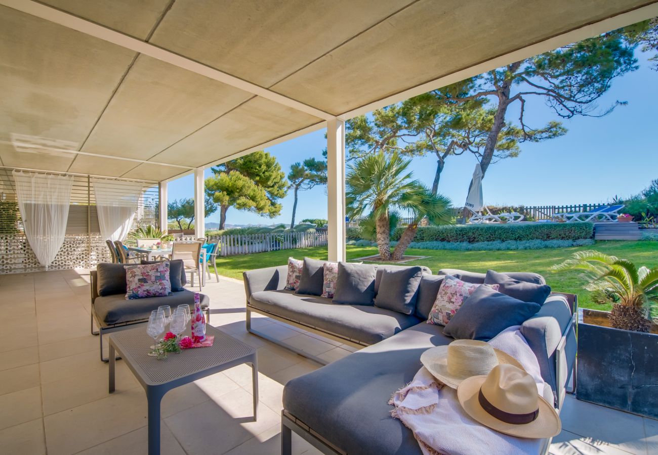 Maison avec terrasse et barbecue avec vue sur la mer.