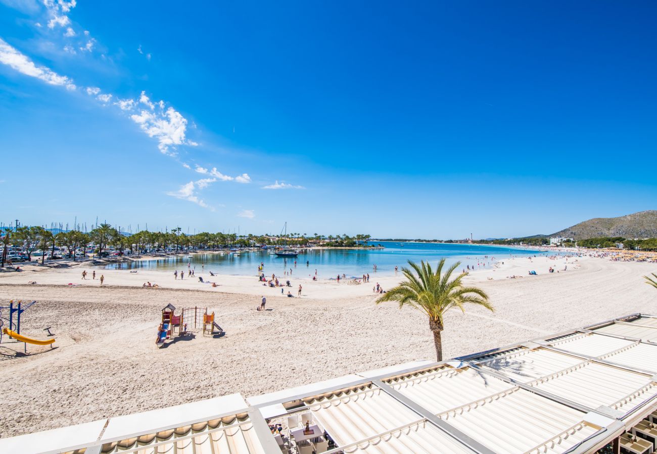  Appartement avec terrasse vue mer à Puerto Alcudia.