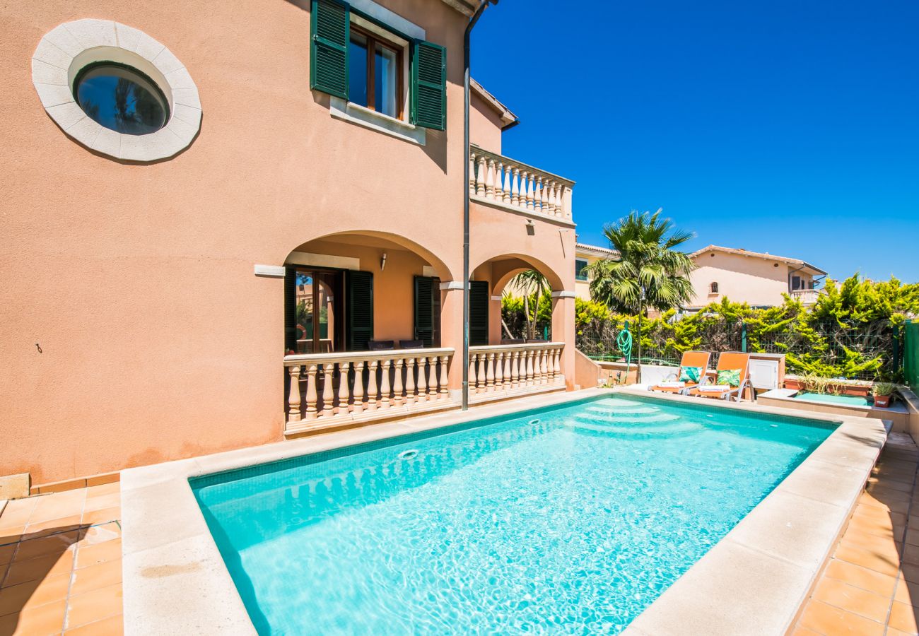 Villa avec piscine très proche de la plage.