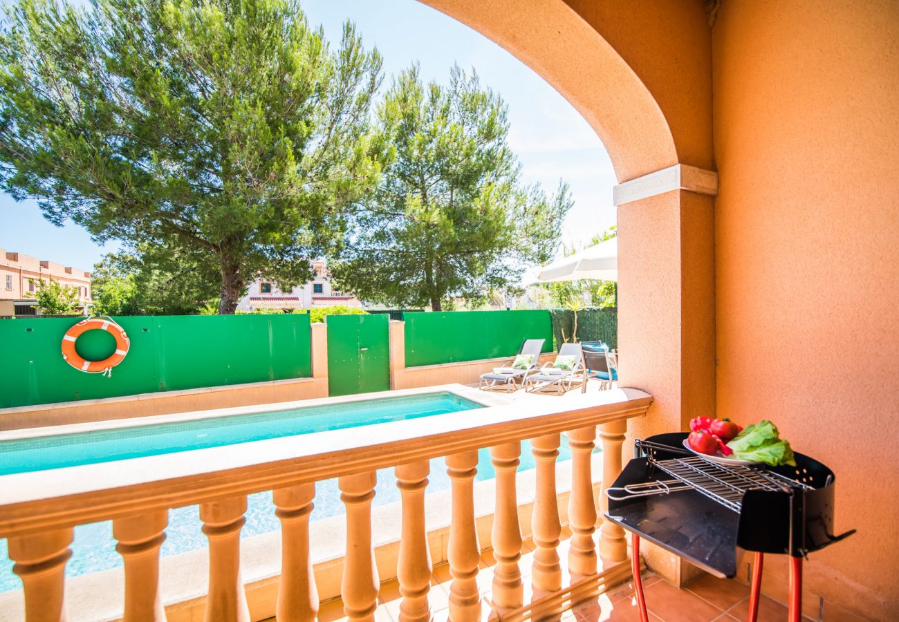 Maison avec terrasse et barbecue avec vue sur le lac.