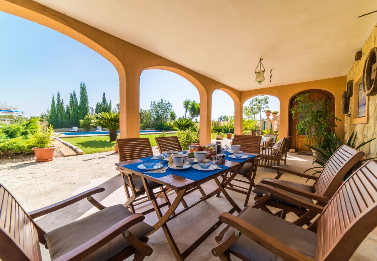 Finca traditionnelle majorquine avec piscine et vue sur la montagne