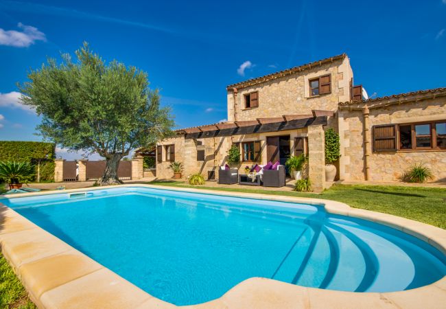 Magnifique villa avec piscine privée au cœur de Majorque. Réservez vos vacances de rêve au meilleur prix maintenant !