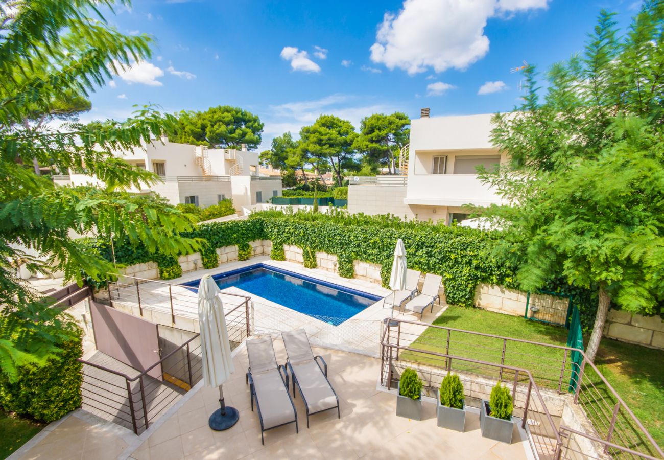 Maison mitoyenne avec piscine près de la plage.