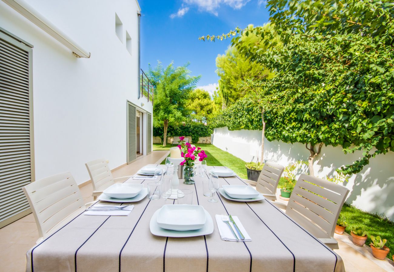 Maison avec piscine et barbecue près de la plage.