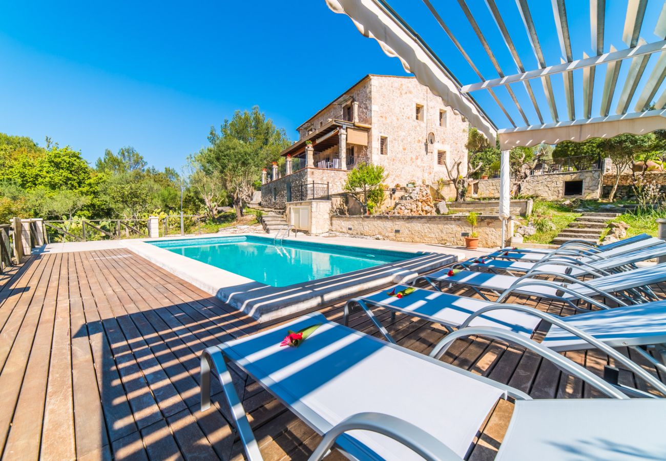 Finca avec piscine et aire de jeux pour enfants dans le nord de Majorque.