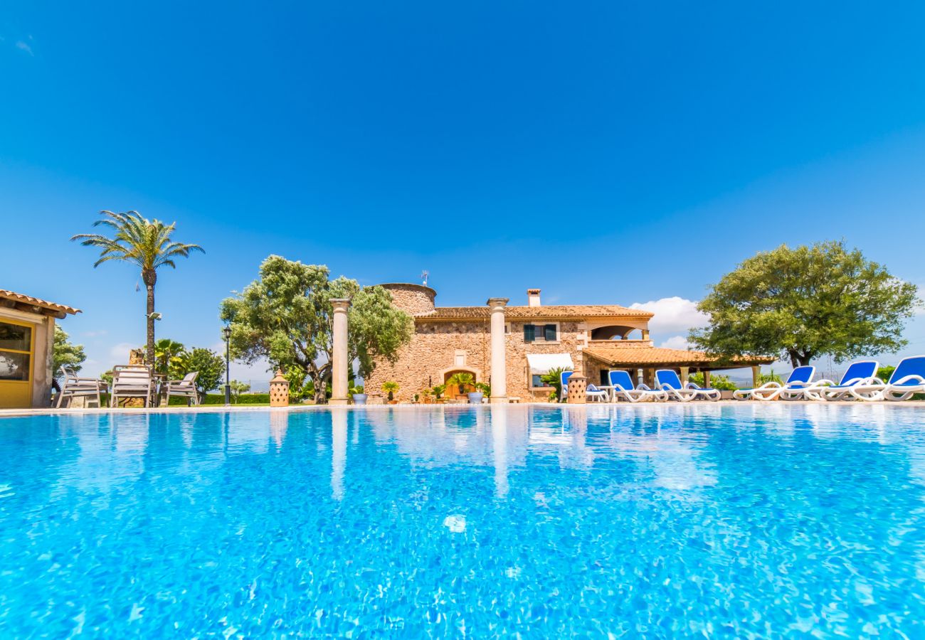 Finca au milieu de la nature avec piscine.