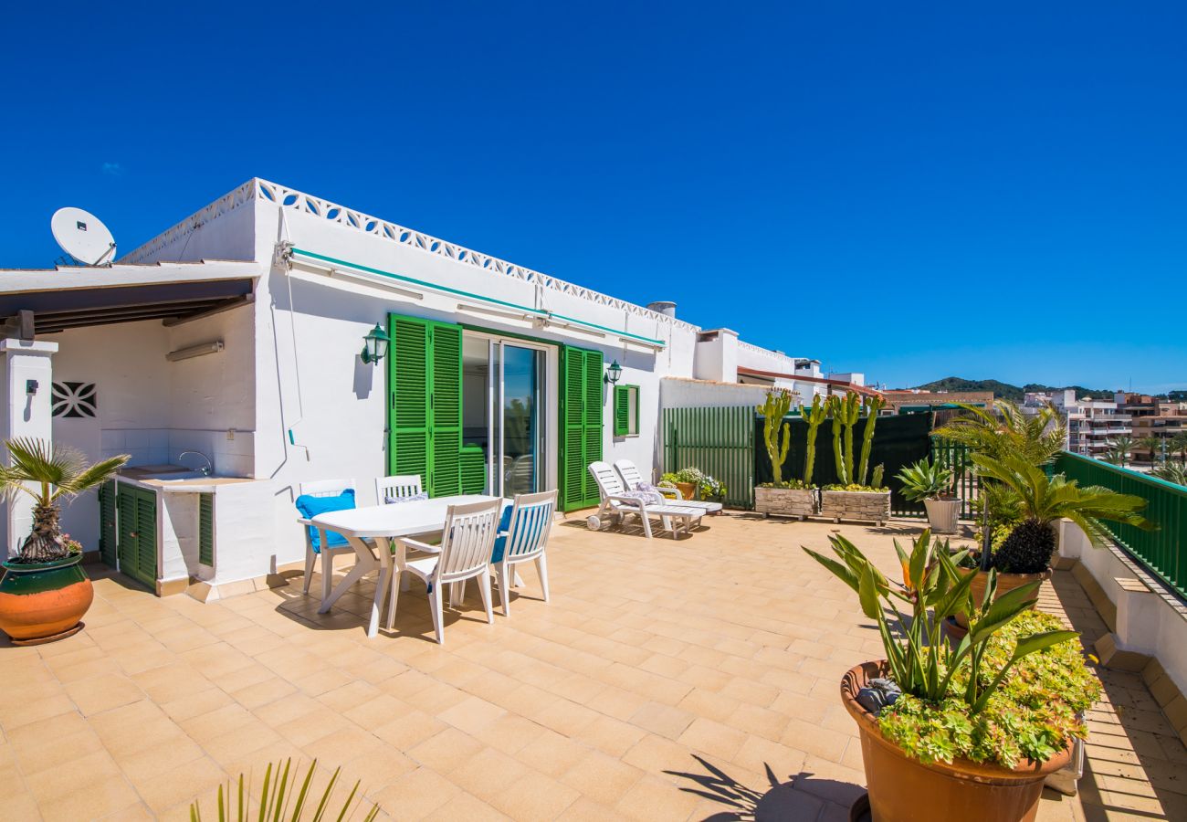 Appartement avec grande terrasse et vue sur le port de Alcudia