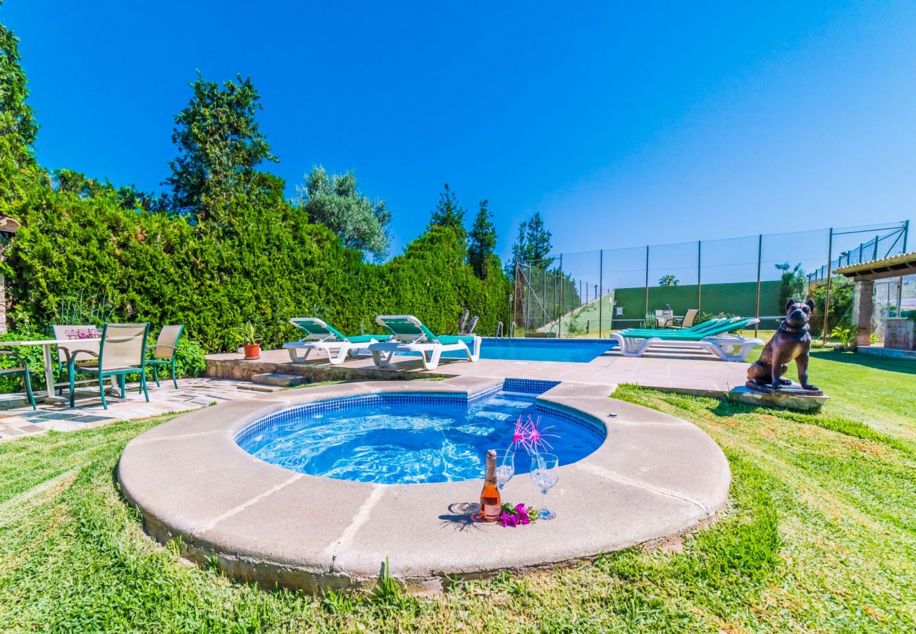  une maison de vacances avec piscine à Pollensa