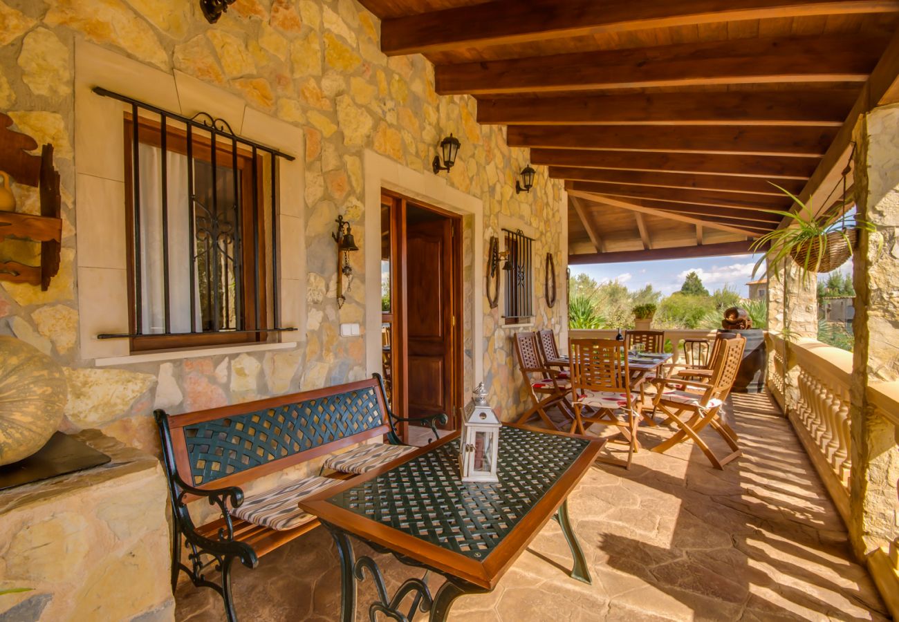 Finca rustique avec piscine et barbecue.