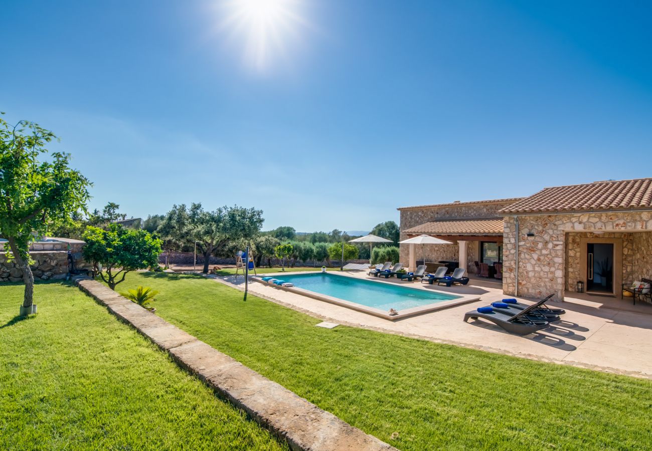 Finca majorquine avec maison en pierre moderne avec piscine