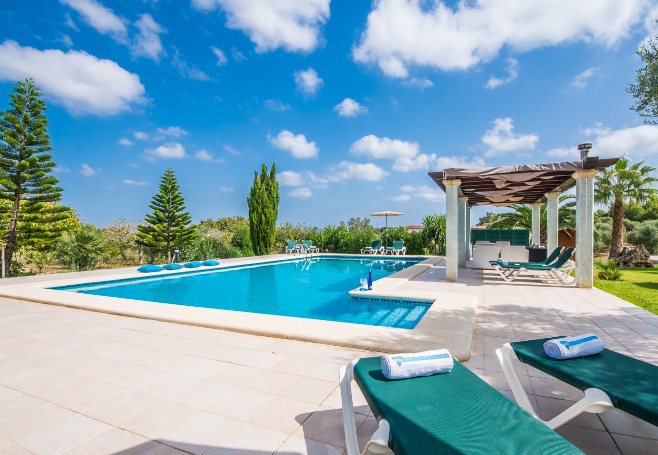 Villa avec grande piscine et vastes terrasses.