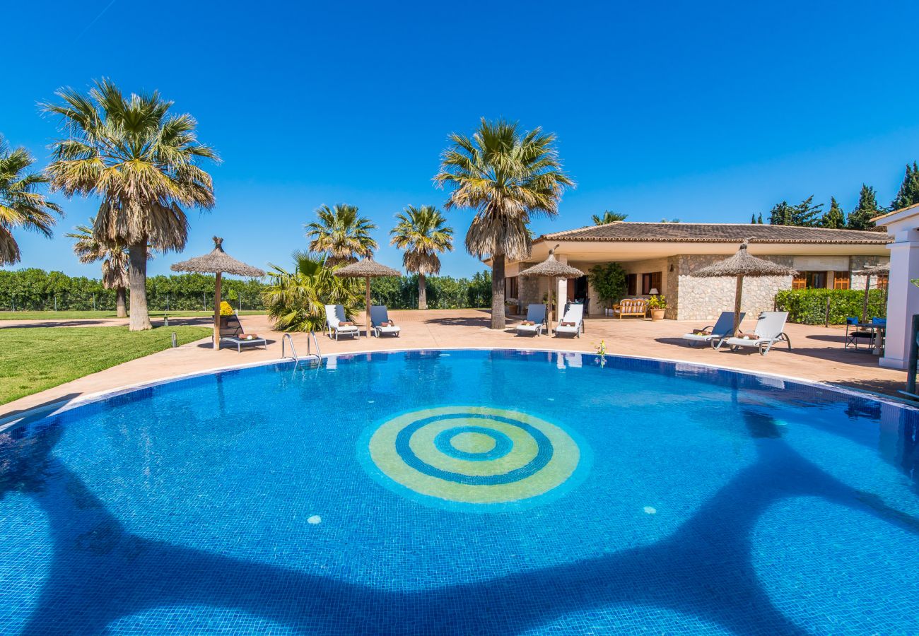 Finca moderne avec piscine et aire de jeux pour enfants à Majorque 