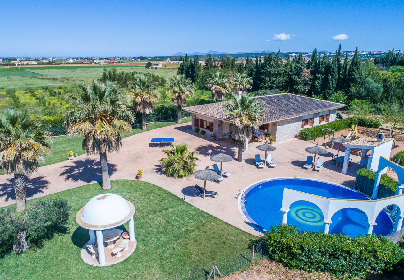 Location de vacances dans une finca avec piscine.