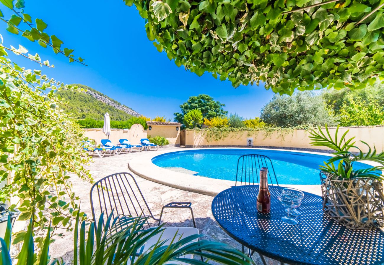 Finca avec piscine et barbecue près des montagnes