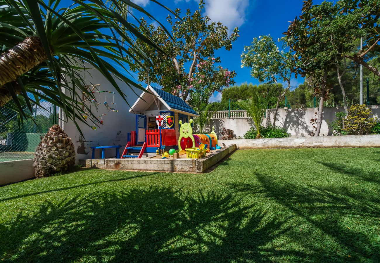 Vacances en famille à Majorque avec aire de jeux pour enfants.