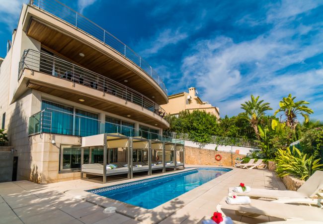 Maison avec vue sur la mer, Villa Sammy à Alcudia avec piscine et jacuzzi.