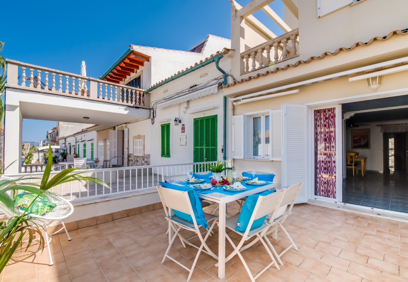 Vacances à Majorque dans une maison avec terrasse vue mer.