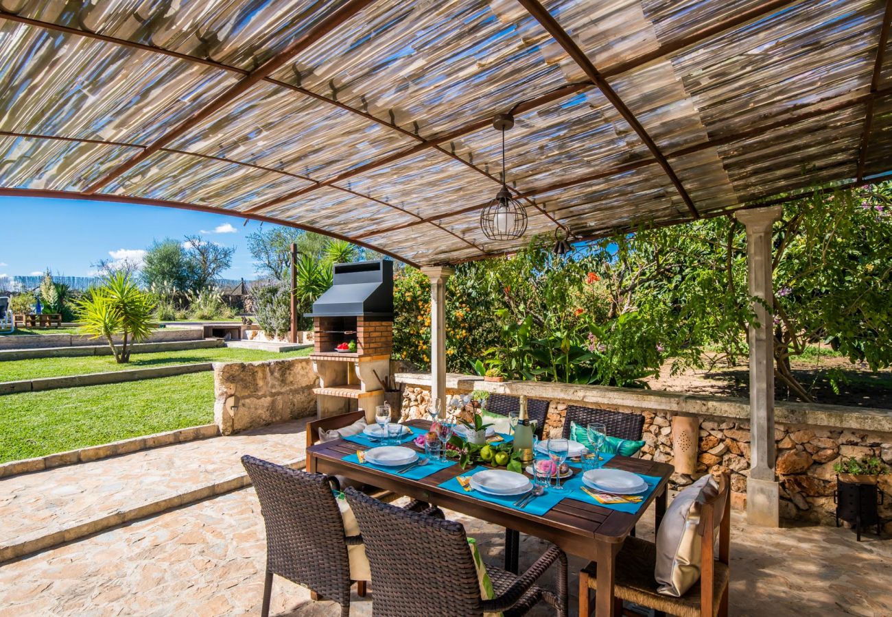 Location de vacances à Majorque dans une maison avec piscine.