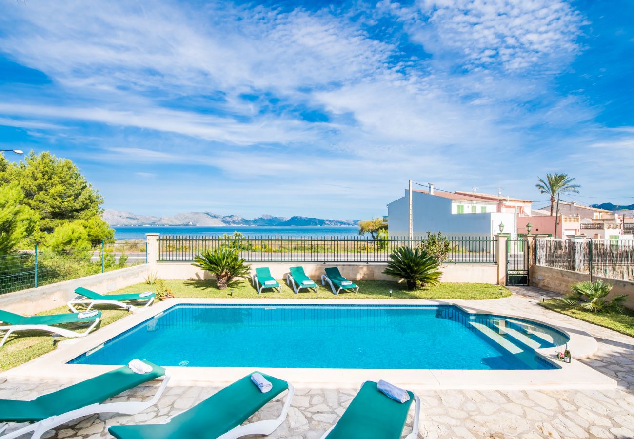 Maison avec piscine en bord de mer.