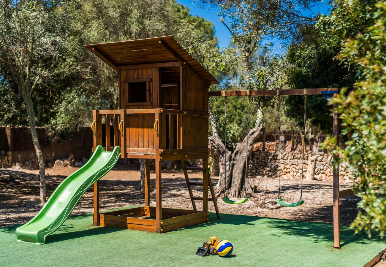 Maison avec piscine et aire de jeux pour enfants à Majorque. 