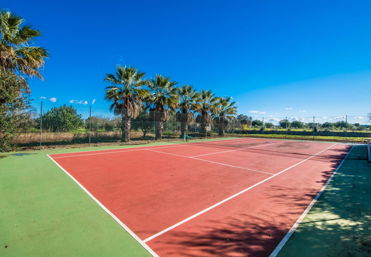 Domaine à Buger - Finca à Majorque, Cas Home avec court de tennis.