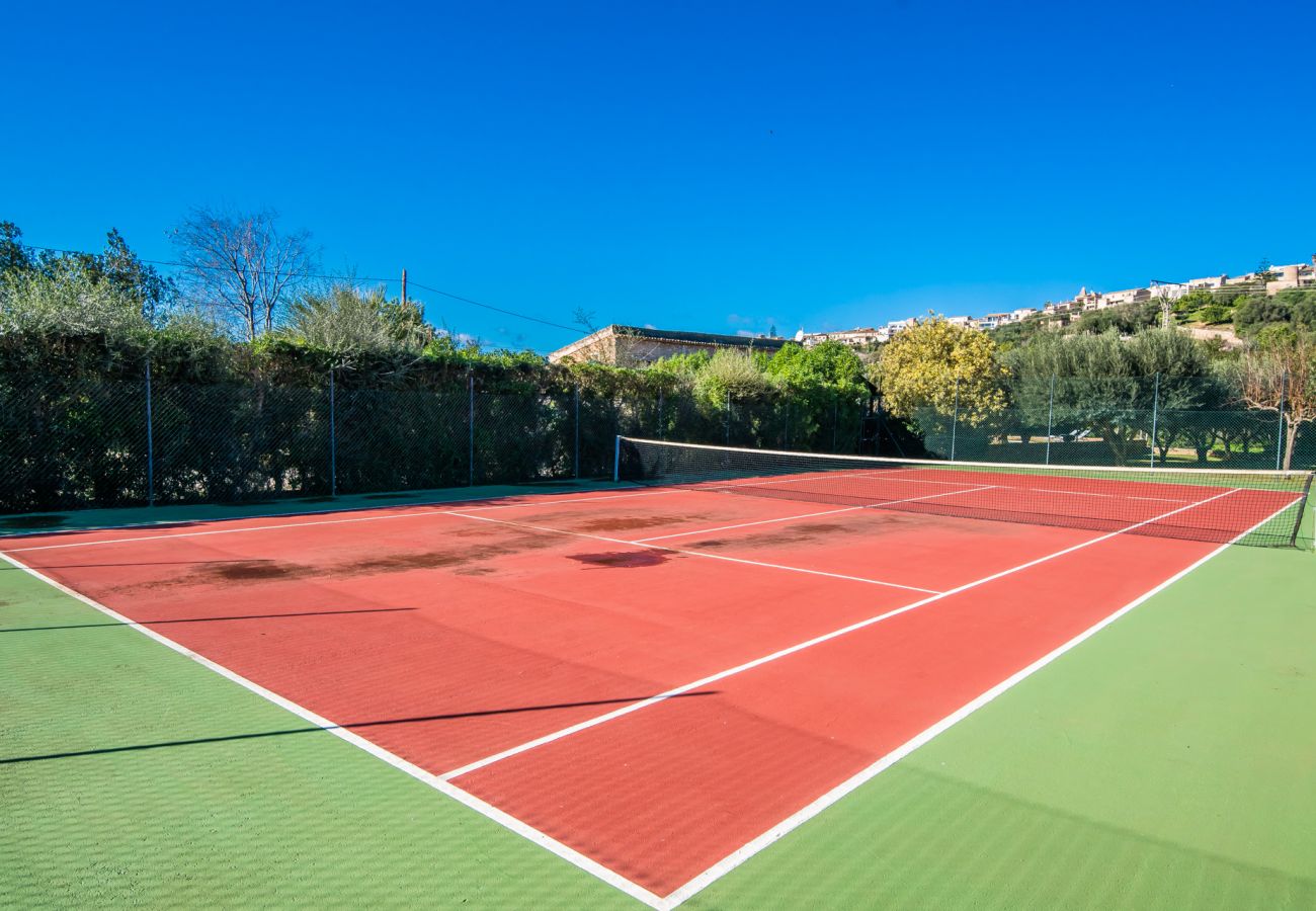 Domaine à Buger - Finca à Majorque, Cas Home avec court de tennis.