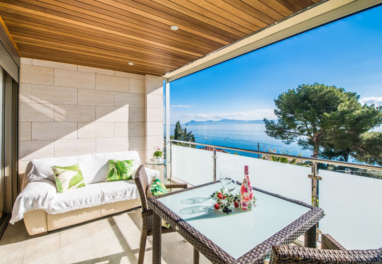 Terrasse de la villa à Alcanada avec vue sur la mer, la baie et la plage de Puerto de Alcudia