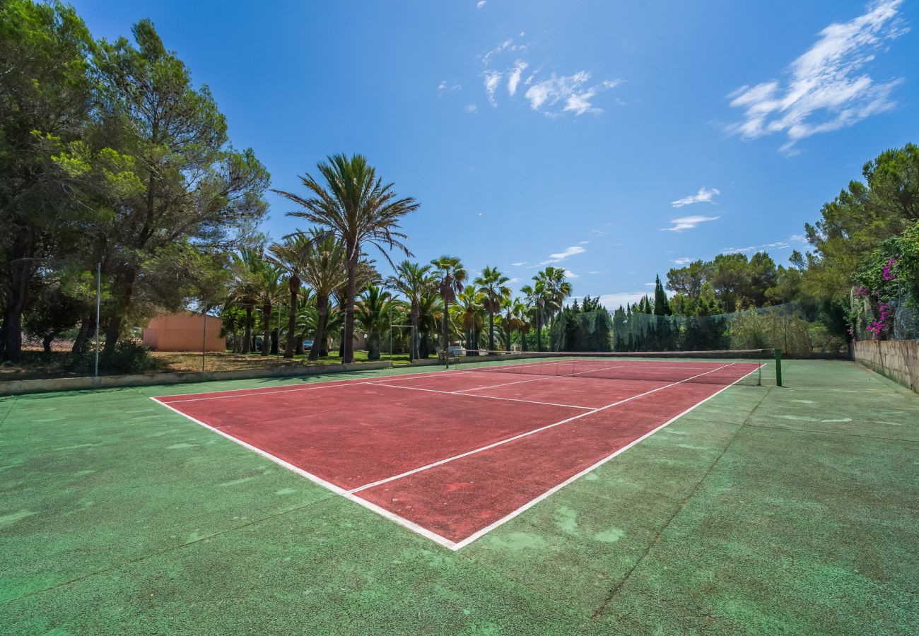 Holidays finca with tennis court in Mallorca