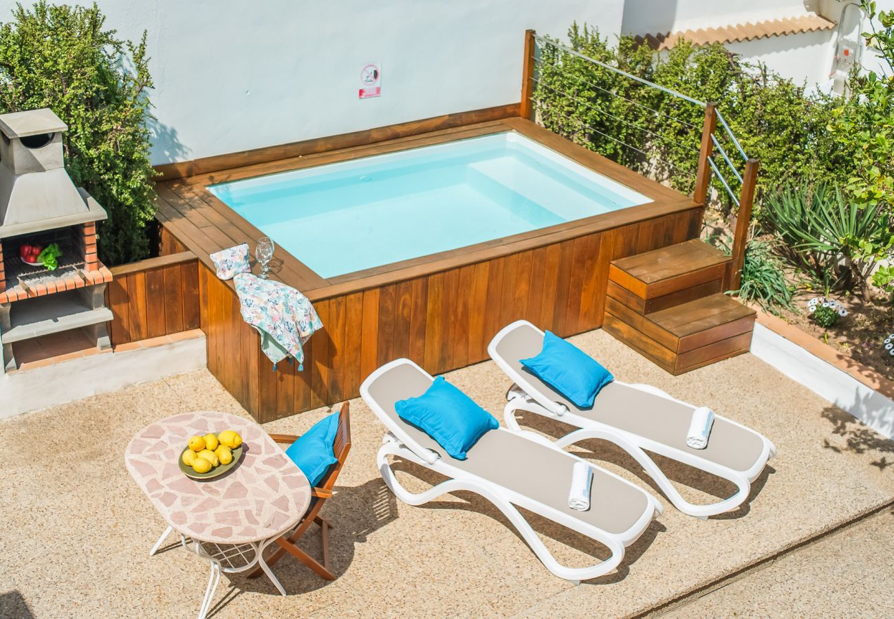 Maison avec piscine et terrasse vue sur mer.